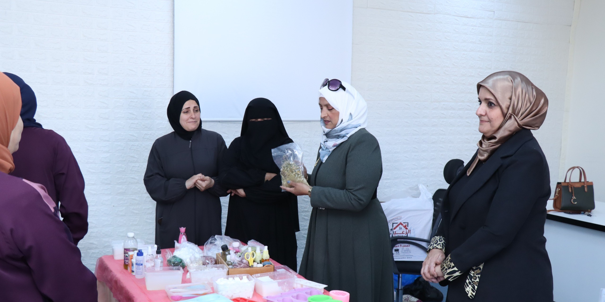  ورشة تدريبية في صناعة الصابون لتعزيز مهارات السيدات في جامعة الحسين بن طلال